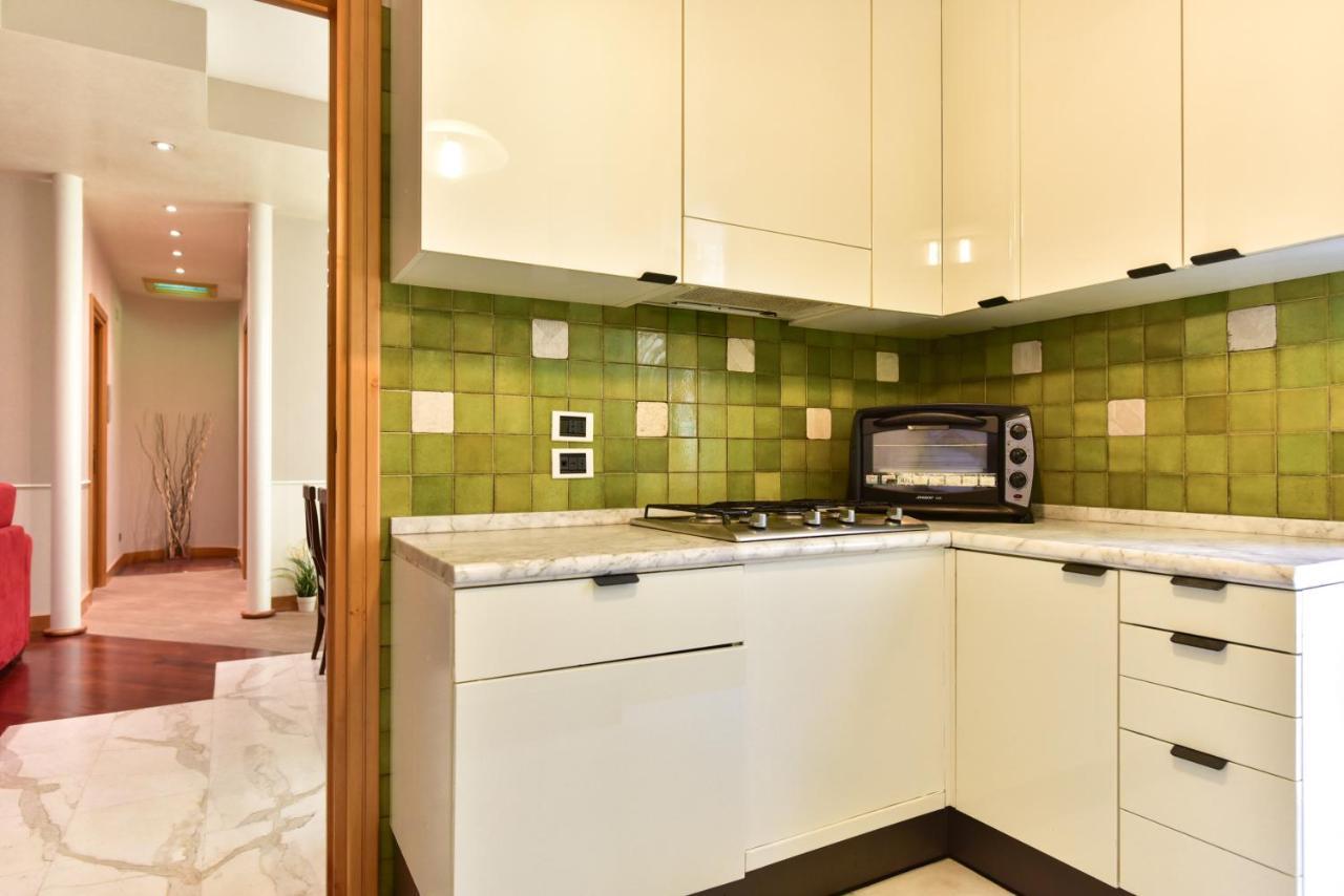 Elegant & Cozy Apartment In The Heart Of Рим Экстерьер фото