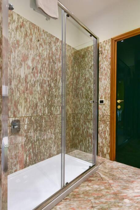 Elegant & Cozy Apartment In The Heart Of Рим Экстерьер фото